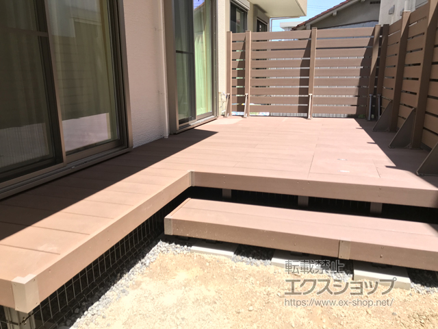 愛知県名古屋市ののウッドデッキ リウッドデッキ 200※異形加工納まり＋樹ら楽ステージ用 床下メッシュ囲い＋リウッドデッキフェンス3型〈横スリット〉 施工例