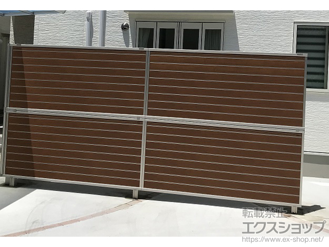 広島県廿日市市ののフェンス・柵 ルシアスフェンスF02型 横目隠し 木調カラー 2段支柱 自立建て用（パネル2段） 施工例