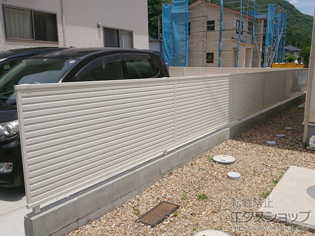 広島県三次市ののフェンス・柵 ミエーネフェンス 目隠しルーバータイプ 自由柱施工 施工例