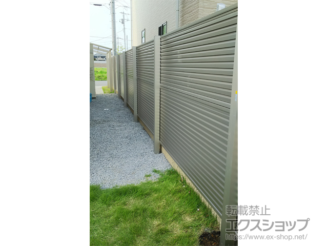 栃木県塩谷郡高根沢町ののフェンス・柵 ミエーネフェンス 目隠しルーバータイプ 2段支柱 自立建て用（パネル2段） 施工例
