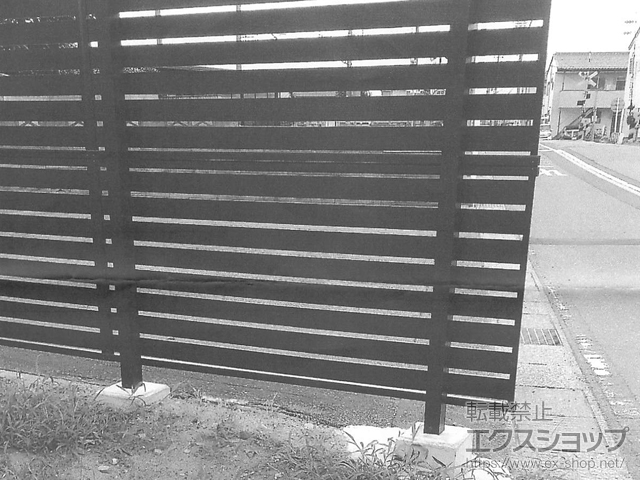 石川県小松市ののフェンス・柵 モクアルフェンス 横板タイプ 2段支柱 自立建て用（パネル2段） 施工例