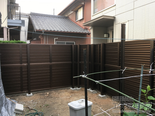 愛知県岡崎市ののフェンス・柵 ミエーネフェンス 目隠しルーバータイプ 2段支柱 自立建て用（パネル2段） 施工例