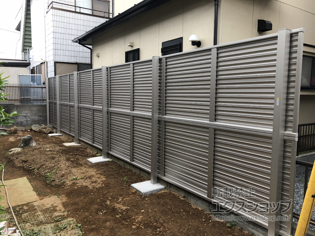 埼玉県吉川市ののフェンス・柵 ミエーネフェンス 目隠しルーバータイプ 2段支柱 自立建て用（パネル2段） 施工例