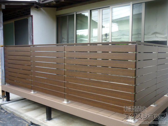 福岡県福岡市ののウッドデッキ リウッドデッキ 200＋ルシアスデッキフェンスA01型＜横板格子タイプ＞ 施工例