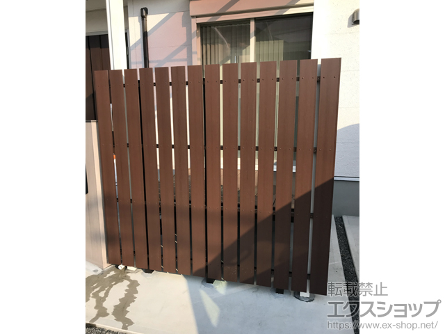 山梨県甲斐市ののフェンス・柵 タテイタスタイル 120サイズ（隙間20mm） リアルウッド 施工例