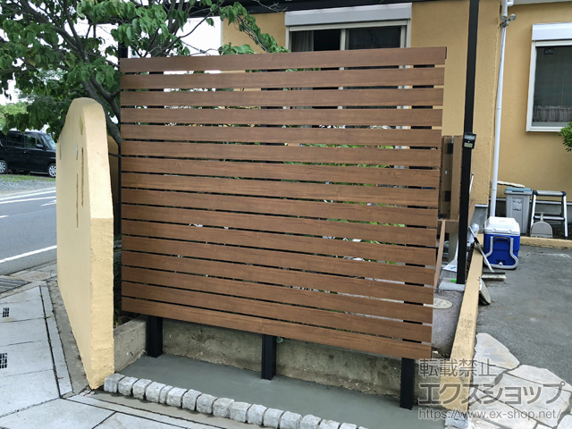 埼玉県さいたま市ののフェンス・柵 ルシアスフェンスH02型 横板格子 複合カラー 2段支柱 自立建て用（パネル2段） 施工例