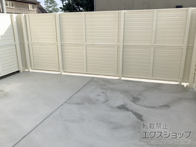 石川県河北郡内灘町ののフェンス・柵 ミエーネフェンス  目隠しルーバータイプ 2段支柱 自立建て用（パネル2段） 施工例