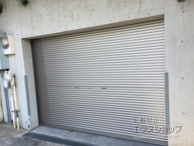 神奈川県横浜市のLIXIL リクシル（トステム）のガレージシャッター ガレージシャッタークワトロ 手動式 内部付タイプ 施工例