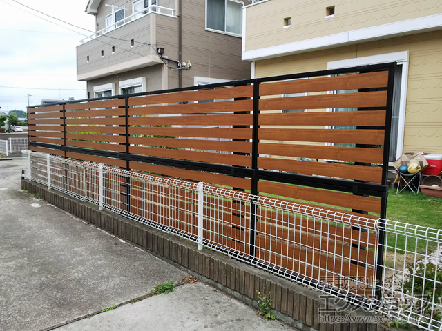 栃木県宇都宮市ののフェンス・柵 モクアルフェンス 横板タイプ 2段支柱 自立建て用（パネル2段） 施工例