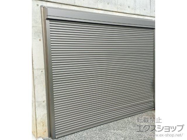 神奈川県川崎市のLIXIL リクシル（トステム）のガレージシャッター ガレージシャッタークワトロ 電動式 外部付タイプ※外部停電時開閉機構 施工例