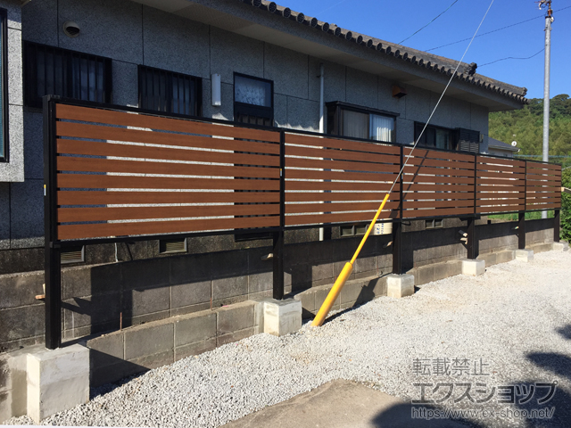 鹿児島県薩摩川内市ののフェンス・柵 モクアルフェンス 横板タイプ 2段支柱 自立建て用（パネル1段） 施工例