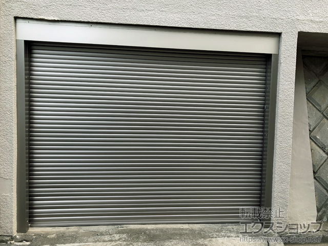 神奈川県横浜市のLIXIL リクシル（トステム）のガレージシャッター ガレージシャッタークワトロ 電動式 内部付タイプ※外部停電時開閉機構 施工例