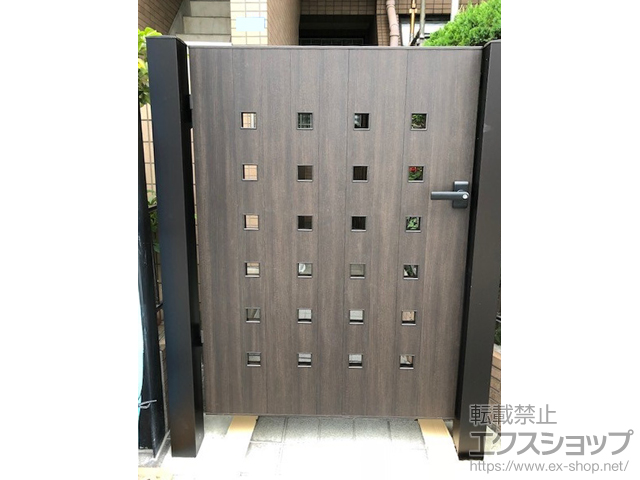 東京都大田区のの門扉 ルシアス門扉AK01型 小窓 片開き 木調カラー 門柱使用 施工例