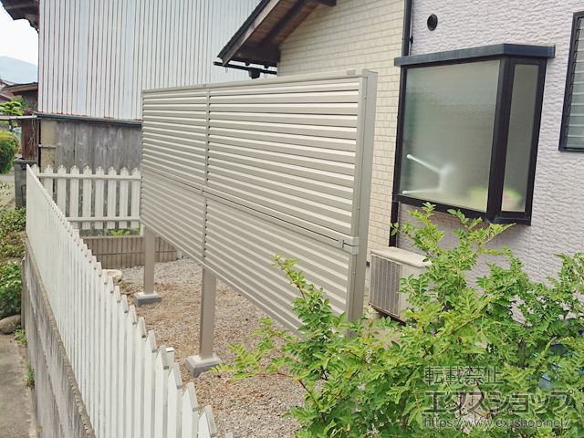 滋賀県東近江市ののフェンス・柵 ミエーネフェンス 目隠しルーバータイプ 2段支柱 自立建て用（パネル2段 施工例