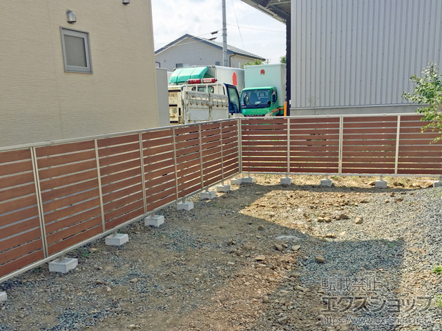 岩手県奥州市ののフェンス・柵 ルシアスフェンスF04型 横板 木目カラー 自由柱施工 施工例