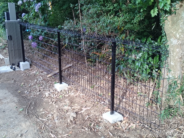 千葉県成田市ののフェンス・柵 メッシュフェンスG10-R 自在柱 施工例