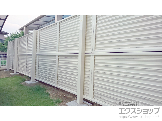 群馬県高崎市ののフェンス・柵 ミエーネフェンス 目隠しルーバータイプ 2段支柱 自立建て用（パネル2段） 施工例