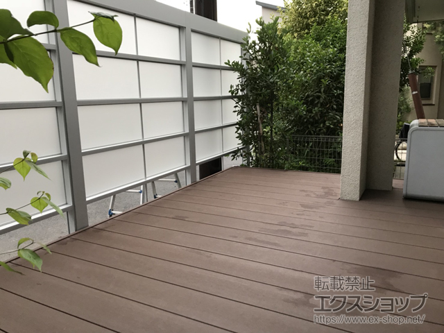 千葉県松戸市ののウッドデッキ リウッドデッキ 200＋Gスクリーン 横格子タイプ パネル4段 間仕切り柱 施工例