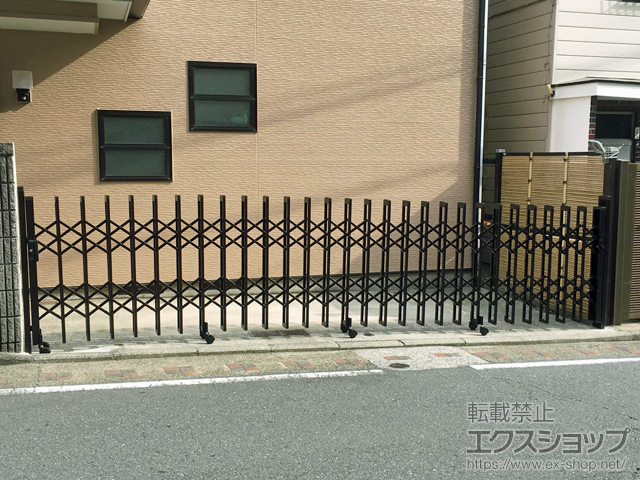 神奈川県横浜市ののカーゲート カムフィS 傾斜地対応 片開きタイプ 54S 施工例