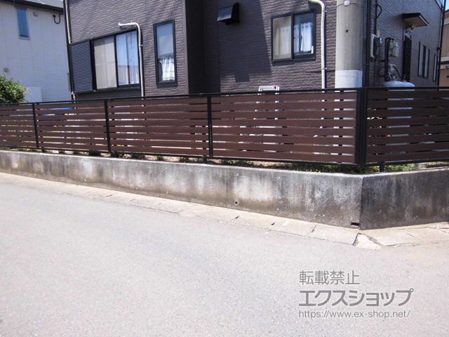 茨城県古河市ののフェンス・柵 モクアルフェンス 横板タイプ 自由柱施工/2段支柱 自立建て用（パネル1段） 施工例