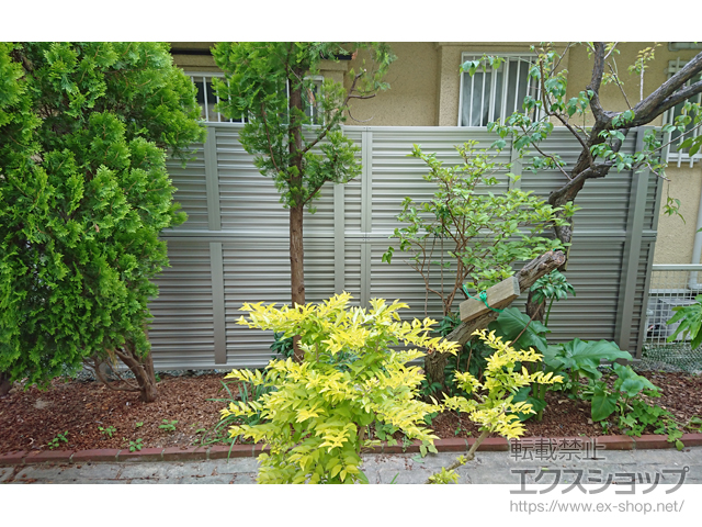 福岡県福岡市ののフェンス・柵 ミエーネフェンス 目隠しルーバータイプ 2段支柱 自立建て用（パネル2段） 施工例