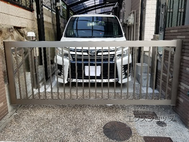 兵庫県神戸市ののカーゲート スウィングアップゲート2型 縦格子 電動式 施工例