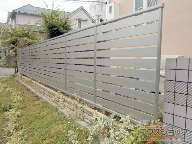 兵庫県神戸市ののフェンス・柵 シンプレオフェンスSY1型 横半目隠し 2段支柱 自立建て用（パネル1段） 施工例