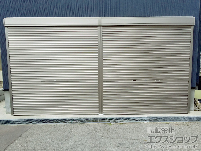 青森県五所川原市のLIXIL リクシル（トステム）のガレージシャッター ガレージシャッタークワトロ 手動式 外部付タイプ *連窓仕様 施工例