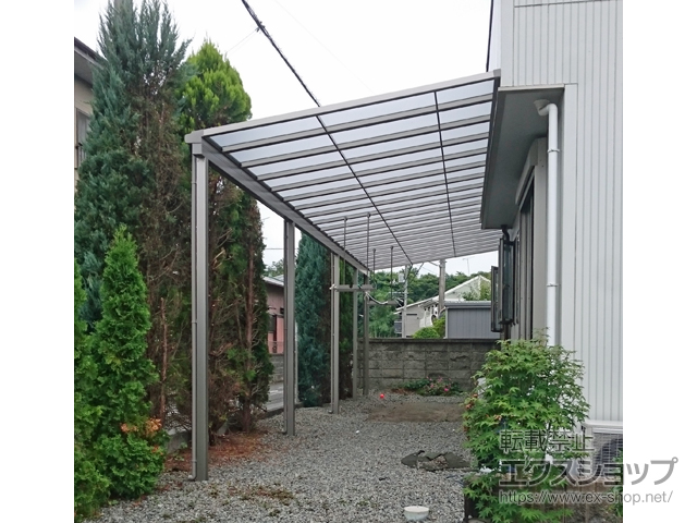 静岡県富士宮市ののテラス屋根 スピーネ F型 テラスタイプ 連棟 積雪〜20cm対応 *躯体側出幅違い納まり 施工例