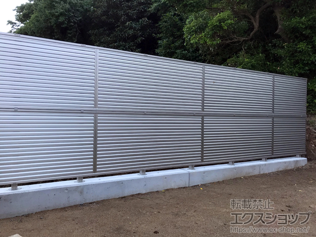 佐賀県唐津市ののフェンス・柵 ミエーネフェンス 目隠しルーバータイプ 2段支柱 自立建て用（パネル2段） 施工例