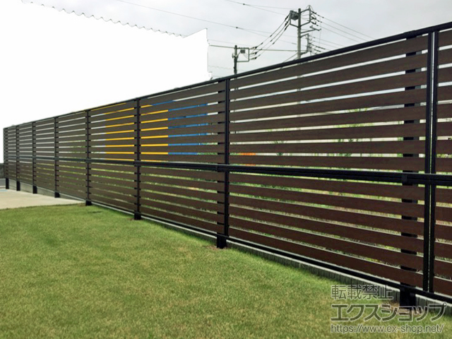 埼玉県坂戸市ののフェンス・柵 モクアルフェンス 横板タイプ 2段支柱 自立建て用（パネル2段） 施工例