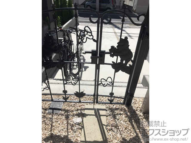 東京都板橋区のLIXIL リクシル(新日軽)の門扉 ディズニー門扉プーさんA型 両開き親子　角門柱式 施工例