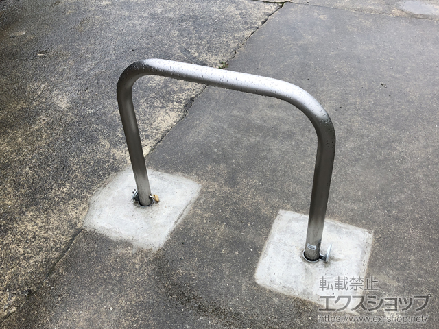 徳島県吉野川市ののカーゲート スペースガード（車止め）U48型 取外し式 フタ付き 南京錠付き ステンレス製 施工例