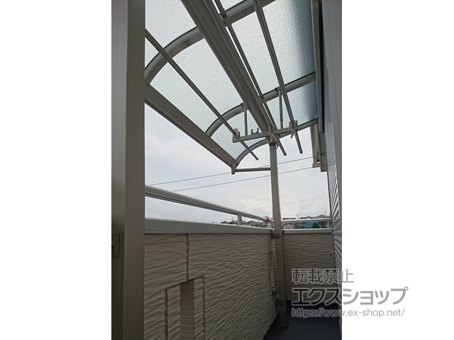 神奈川県横浜市ののバルコニー・ベランダ屋根 ヴェクターテラス R型 屋根タイプ 単体 積雪〜20cm対応＋吊り下げ式　固定物干し　標準　2本入 施工例
