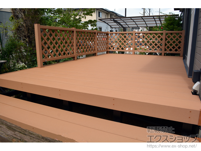 奈良県香芝市ののウッドデッキ リウッドデッキ 200＋デッキフェンス　2型〈ラチス格子〉＋段床セット　片側面タイプ 施工例