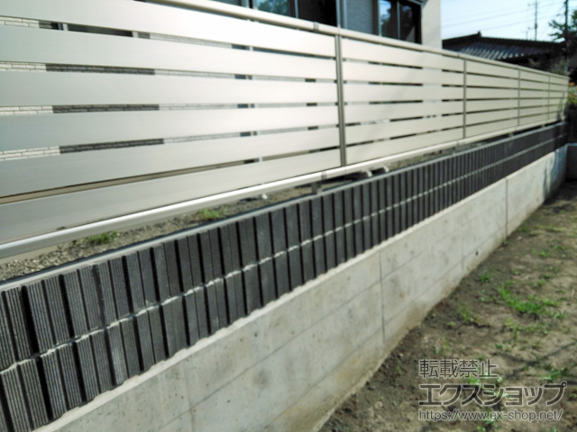 山梨県韮崎市ののフェンス・柵 シンプレオフェンスSY1型 横スリット 自由柱施工 施工例