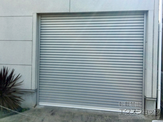 大阪府河内長野市ののガレージシャッター プラテアII スチールタイプ 内蔵 電動式*高耐食カラー鋼板 施工例