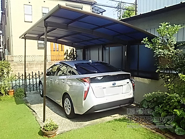 埼玉県草加市ののカーポート プレシオスポート 積雪〜20cm対応＋プレシオスポート　サイドパネル 奥行サイズ：長さ51用 施工例