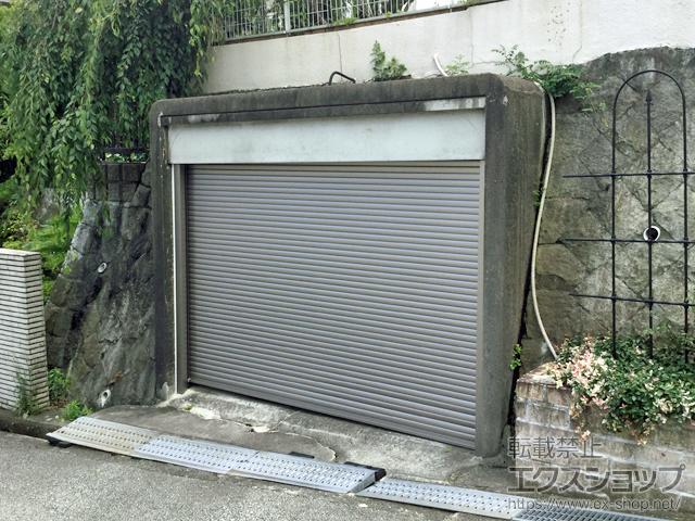 兵庫県西宮市のLIXIL リクシル（トステム）のガレージシャッター ガレージシャッタークワトロ 電動式 内部付タイプ※外部停電時開閉機構 施工例