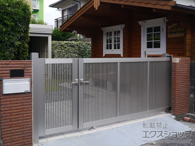 愛媛県南宇和郡愛南町ののカーゲート エクスライン引戸2型 開き戸付きタイプ 施工例