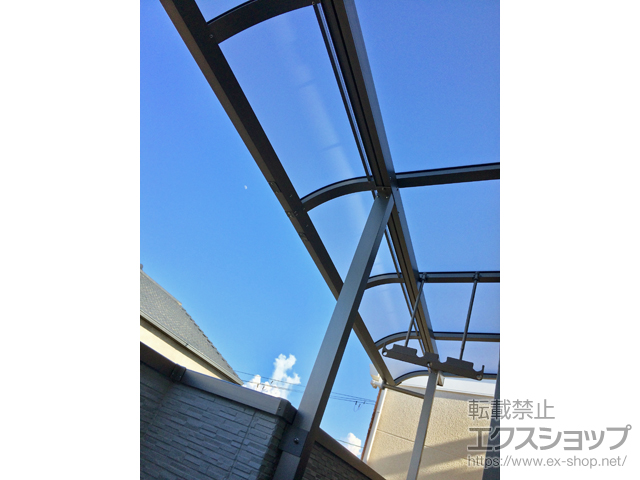 大阪府大阪市ののバルコニー・ベランダ屋根 スピーネ Ｒ型 屋根タイプ 連棟 積雪〜20cm対応 施工例