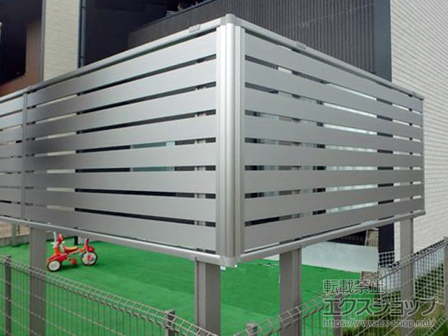 福岡県朝倉郡筑前町ののフェンス・柵 シンプレオフェンスSY1型 横半目隠し 2段支柱 自立建て用 （パネル1段） 施工例