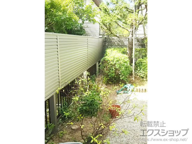 京都府木津川市ののフェンス・柵 ミエーネ目隠しルーバーフェンス 上段のみ設置 自立建て用 施工例