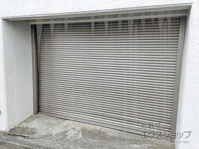 東京都町田市のLIXIL リクシル（トステム）のガレージシャッター ガレージシャッタークワトロ 電動式 内部付タイプ 施工例