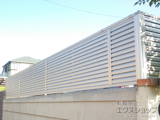 山口県山口市ののフェンス・柵 ミエーネフェンス 目隠しルーバータイプ 2段支柱 自立建て用（パネル1段）・自由柱施工 施工例