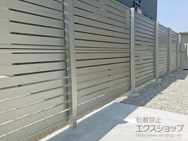 富山県滑川市ののフェンス・柵 シンプレオフェンスSY1型 横スリット 2段支柱 ブロック建て用（パネル2段） 施工例