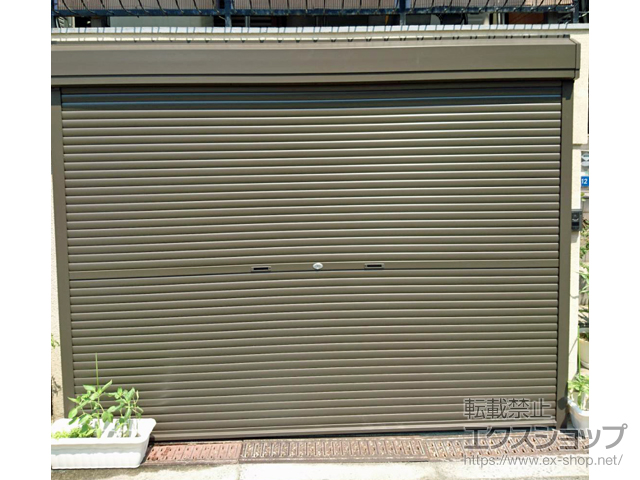 大阪府大阪市のLIXIL リクシル（トステム）のガレージシャッター ガレージシャッタークワトロ 手動式 外部付タイプ 施工例