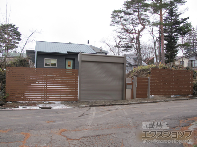 群馬県吾妻郡草津町のの門扉 ルシアスフェンスH02型 横板格子 木調カラー 2段支柱 自立建て用＋ルシアス門扉BW01型 横スリット 片開き 複合カラー 門柱使用＋ルシアスポストユニット BP02型 施工例