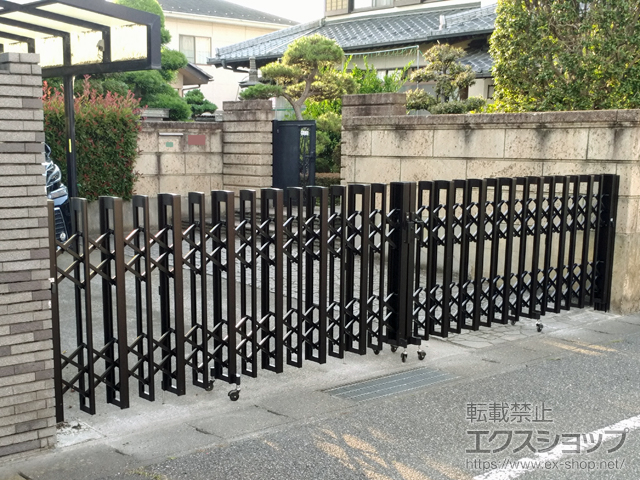 群馬県伊勢崎市ののカーゲート アルシャインII HW型Aタイプ ノンレール 両開き 560W 施工例