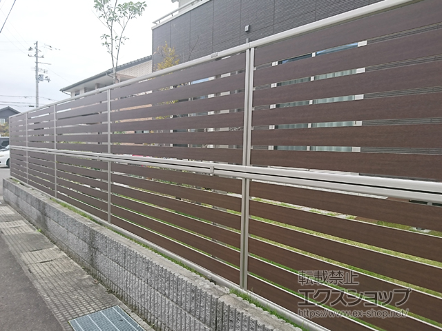 宮城県名取市ののフェンス・柵 ルシアスフェンスF04型 横板 木目カラー 2段支柱 自立建て用（パネル2段） 施工例